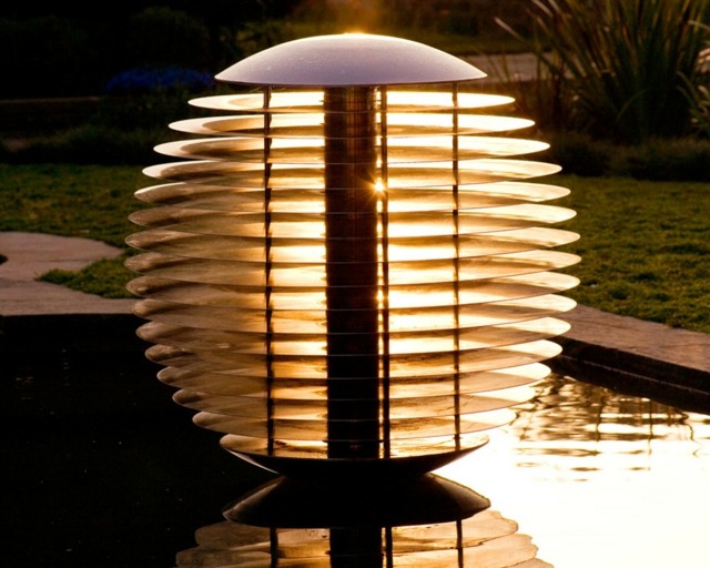 Nápady na záhradnú výzdobu lampa Záhradná socha so svietiacim kovom Kovová lampa so záhradnou sochou osvetľuje záhradné jazierko