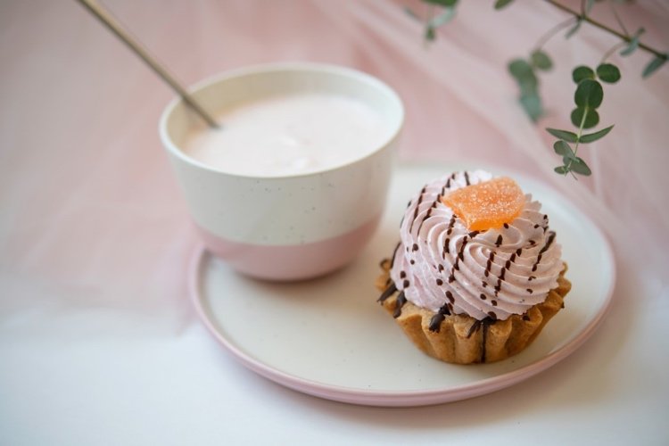 Podávajte Skyr ako proteínovú bombu na raňajky s koláčmi alebo košíčkami