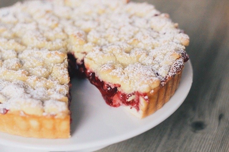 Koláč s čerešňami a špaldovou krupicou a receptami Skyr