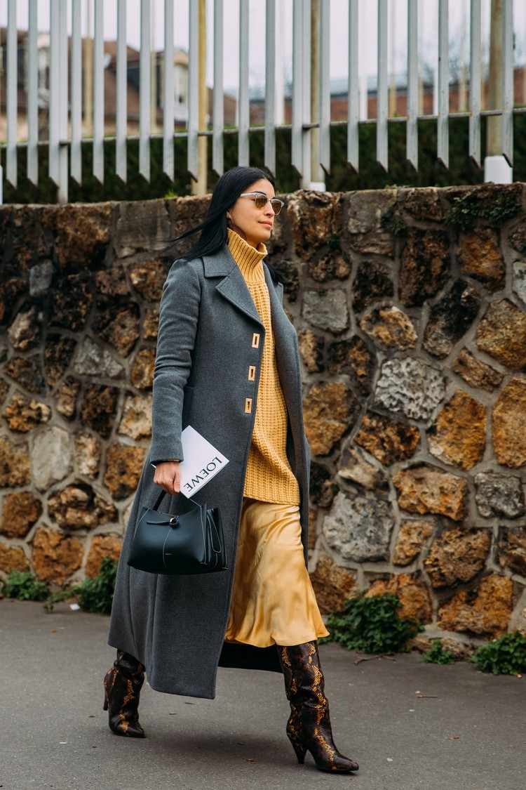 Jesenné outfity pre trend v trende kancelárskych šiat kombinujú nadrozmerné svetre