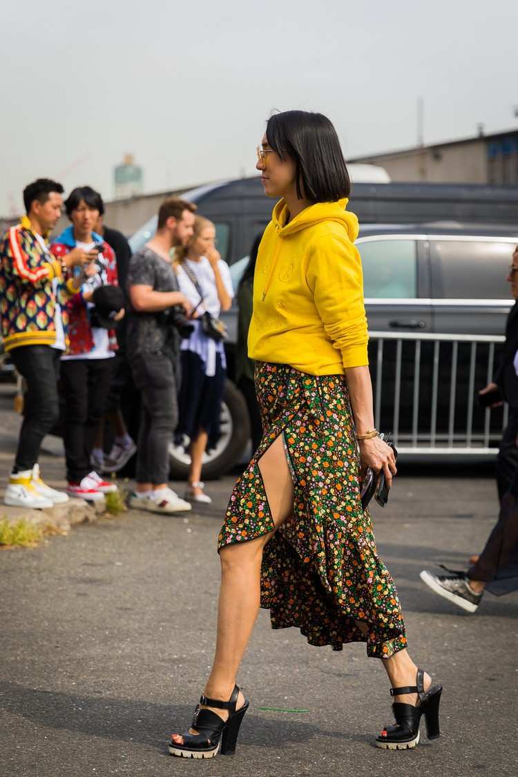 Skombinujte šaty s mikinou a trendovými letnými outfitmi sklzné šaty na leto 2020