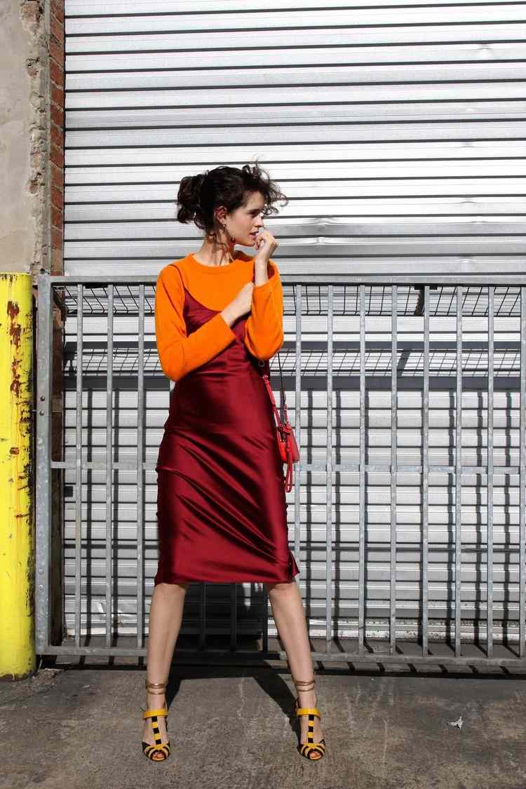 Saténové šaty kombinujú nápady jesenných outfitov trend módnych slipových šiat 2020