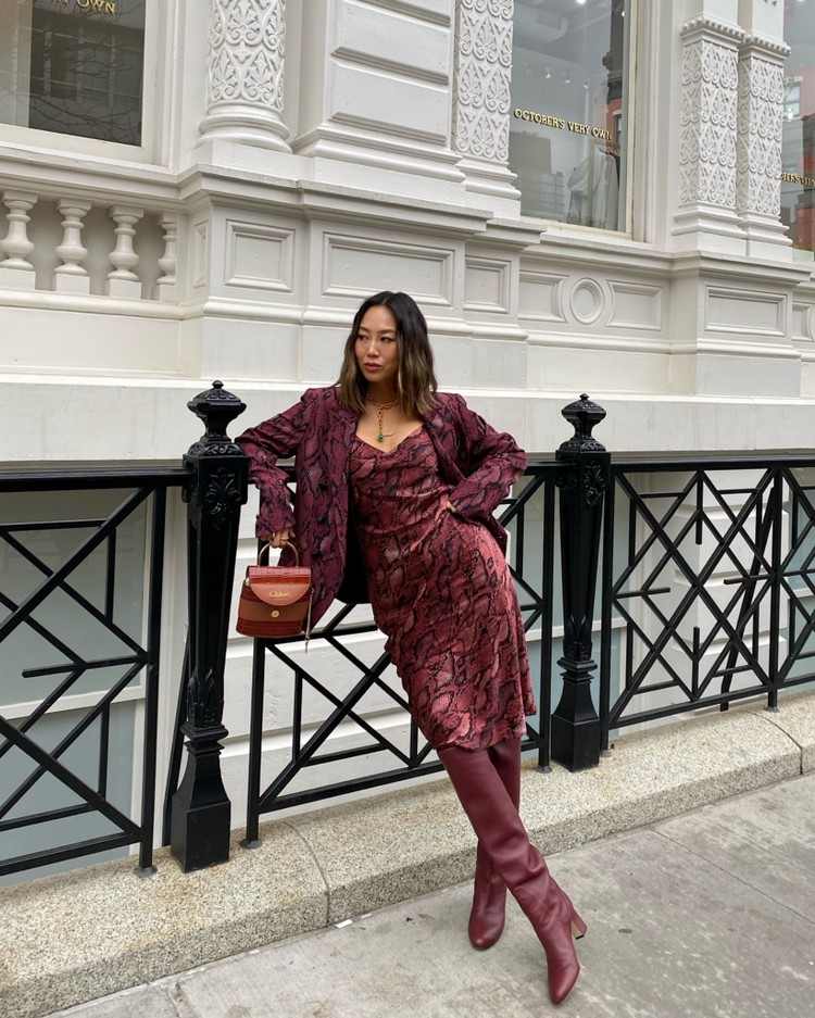 Hadý vzor kombinuje trendy v móde 2020 dámske letné šaty