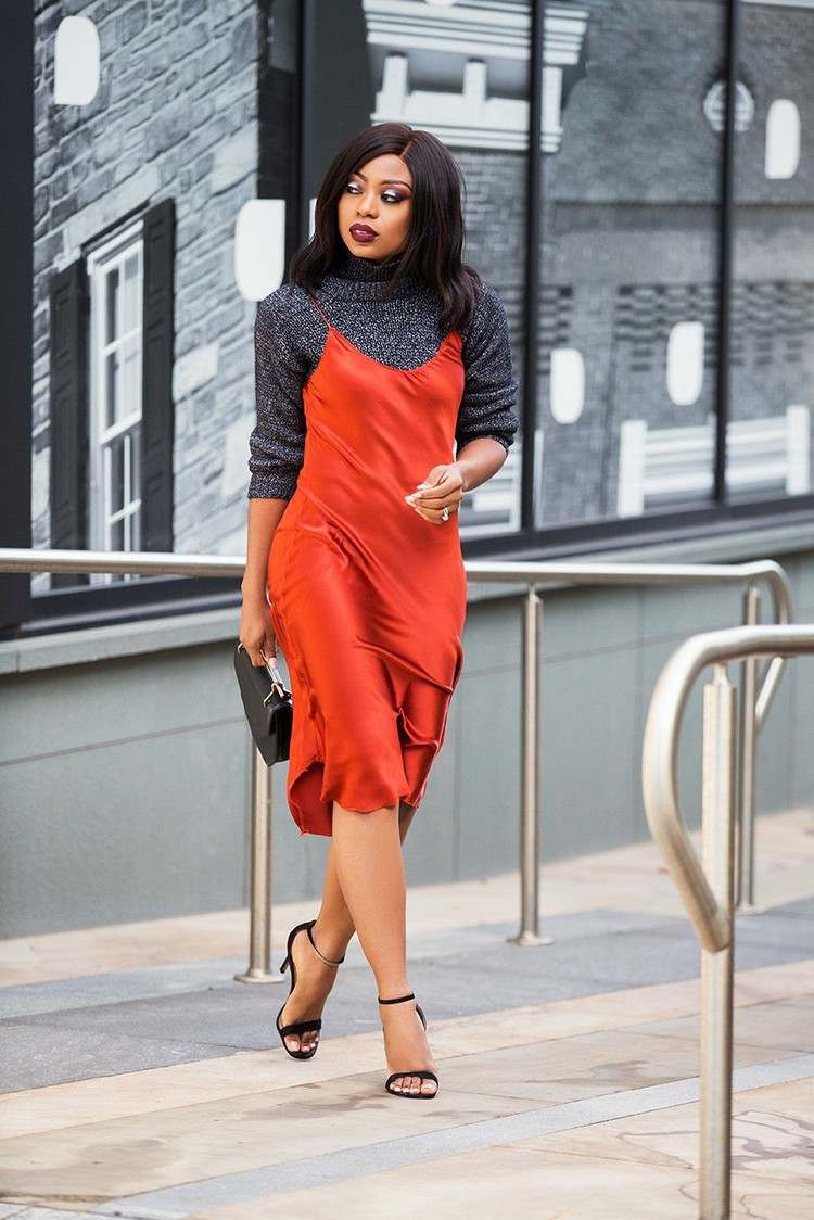 Šmykľavé šaty kombinujú tipy na elegantné letné outfity pre trendy letných kancelárskych šiat