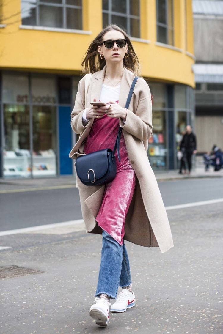 Letné šaty na jeseň s tipmi na šaty s džínsovým oblečením módne trendy letné slip dress