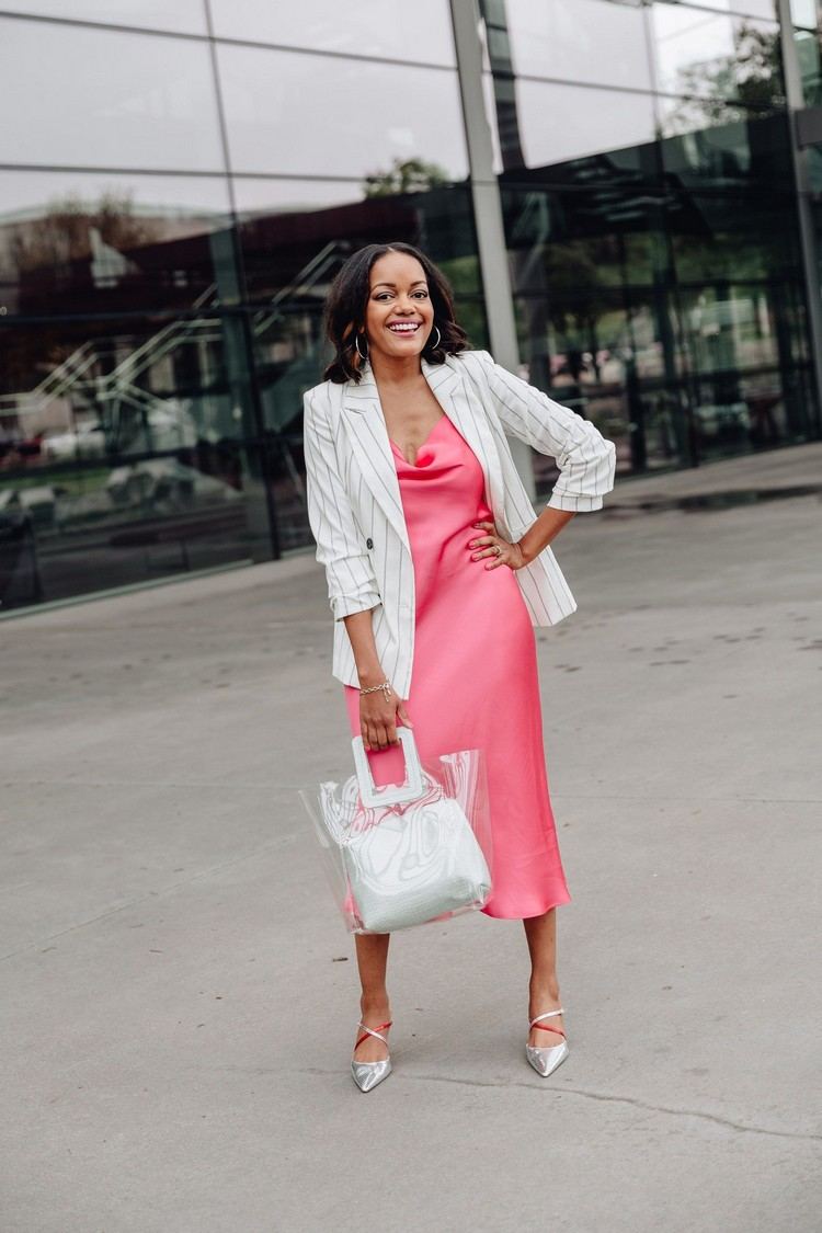 Letné outfity do kancelárskych blejzrov kombinujú trend sklzových šiat 2020