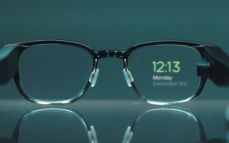 head up displej zabudovaný v ráme a premietaný na okuliare