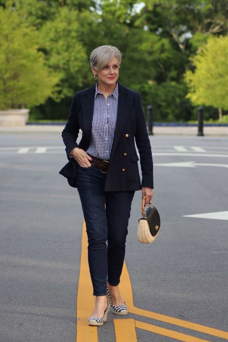 Džínsové outfity pre ženy 50+ Inteligentné ležérne tipy pre dámsku módu