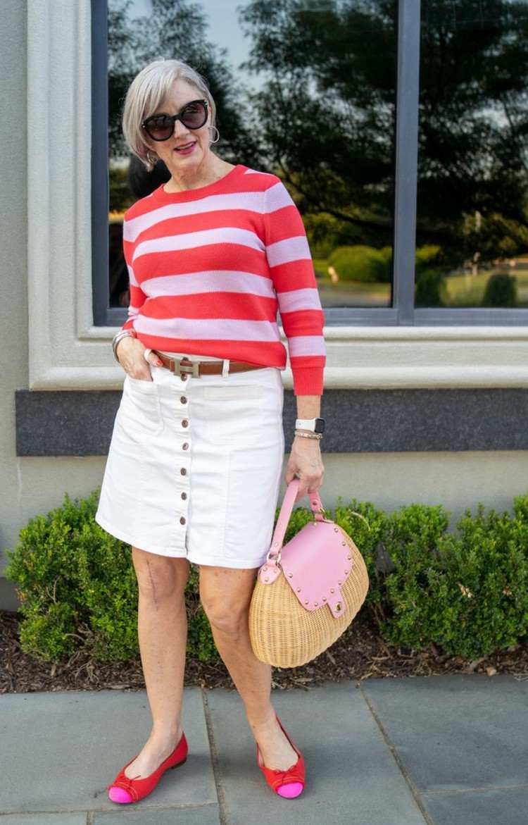 Biela rifľová sukňa v lete kombinuje elegantný dámsky ležérny vzhľad