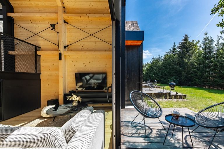 moderná dovolenka Poľsko obývačka posuvné sklenené dvere terasa