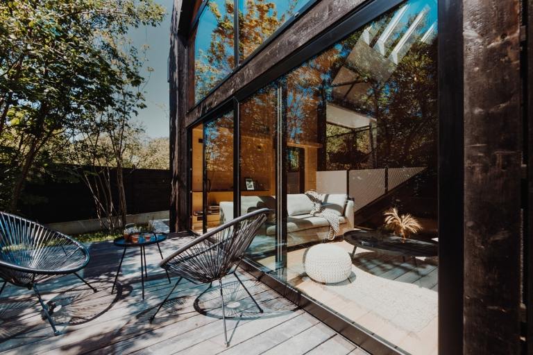 Terasa zasklená fasáda obývacia izba výhľad na prázdninový dom Poľsko