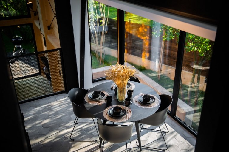 Automaticky ovládajte závesy v jedálni