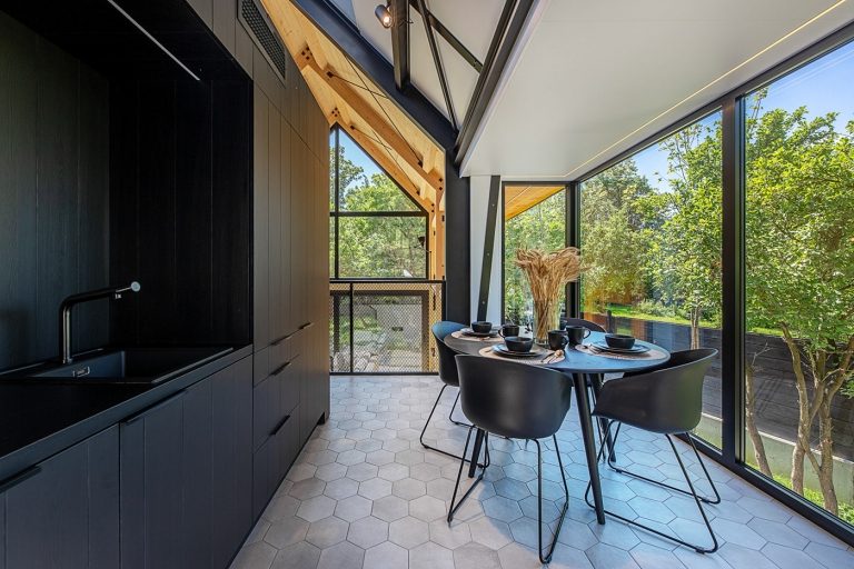 Chata čierna drevená kuchyňa vstavané spotrebiče jedálenský kút krásny výhľad zasklená fasáda