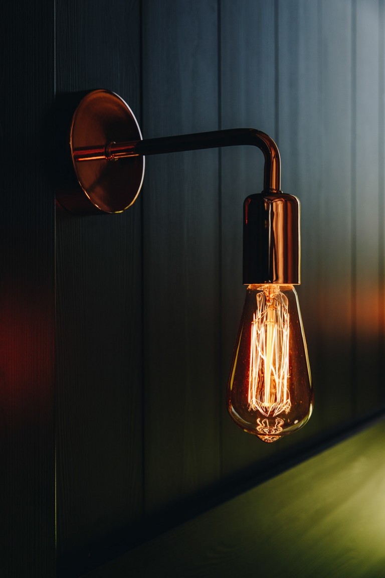 Automaticky reguluje osvetlenie Hlasový povel stlačením tlačidla