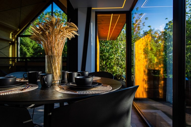 Jedáleň s pekným výhľadom na sklenené fronty