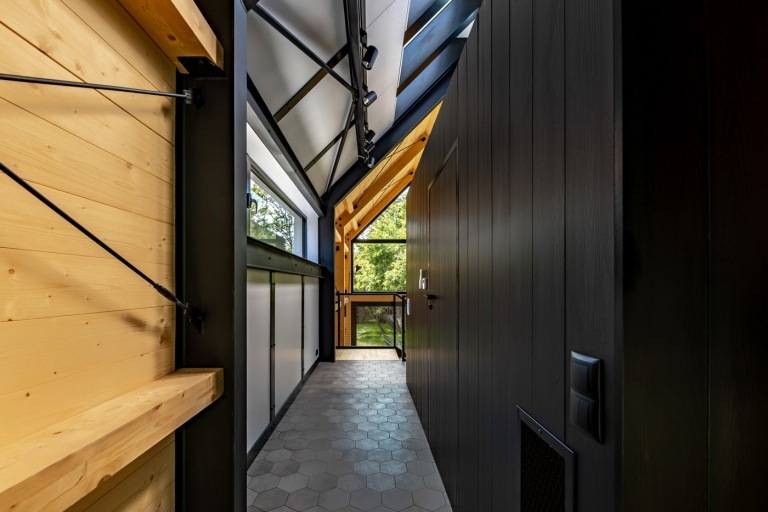 Dizajn chodby puristická čierna chodba šatňa drevená stena
