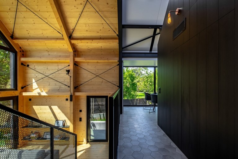 Dlažba s čiernym nástenným dizajnom na chodbe