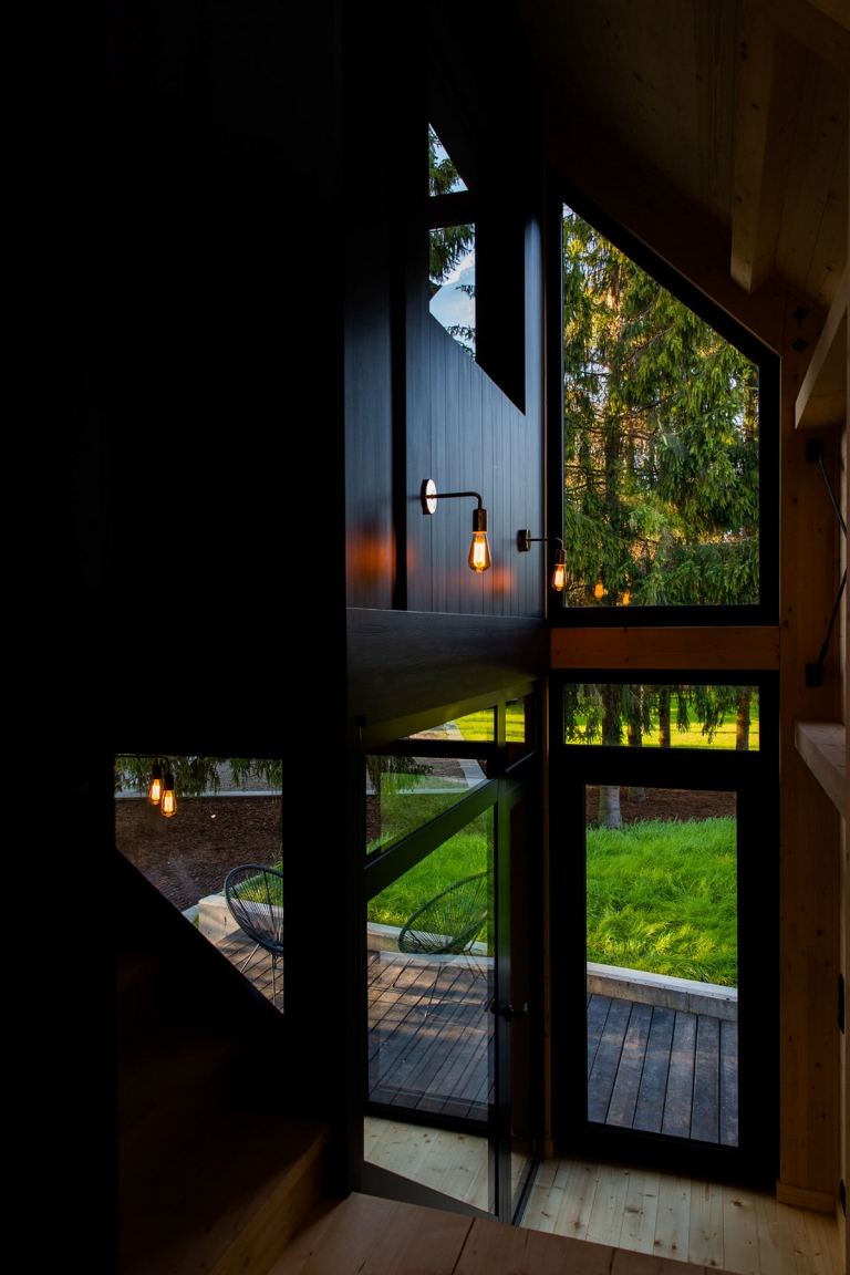 Chata vysoký strop vchod čierna stena