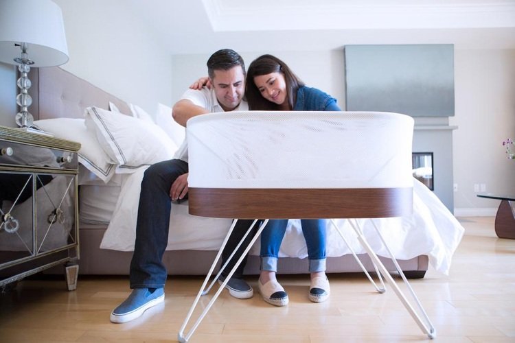 Návrh detskej postele, ktorý zaujme svojou inteligentnou technológiou Návrh detskej postele -elektrická-detská-kolíska-chlapec-rodičia-spánok