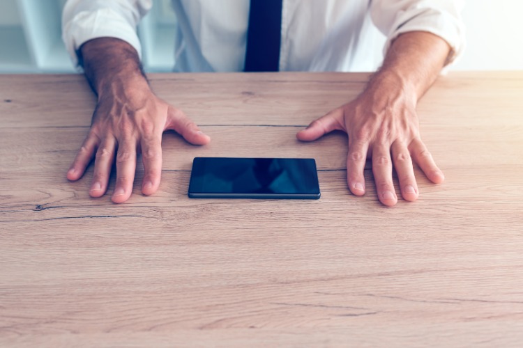 Podnikateľ zápasí so závislosťou na mobilnom telefóne