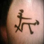 смешна йероглифна татуировка