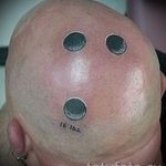 смешна татуировка на плешива глава - топка за боулинг