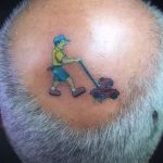 смешна татуировка - косачка за косене на трева на плешиво