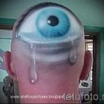 Смешна татуировка - голямо око на плешива глава