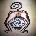 Смешна татуировка на пъпа - маймуна показва задника