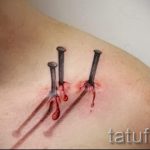 Смешна татуировка - нокти в тялото