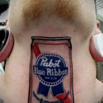 Смешна татуировка на ябълка на Адам