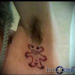 Смешна татуировка с малко човече в подмишницата