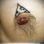 Смешна шапка за татуировка над зърното