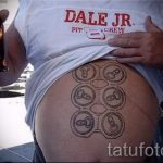 Смешна татуировка на бирен корем