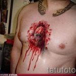 Смешна татуировка на гръдната кост на мъж