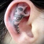 Смешна татуировка - череп в ухото