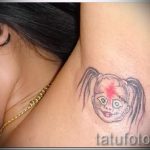 Смешна татуировка - момиче в подмишницата на момиче