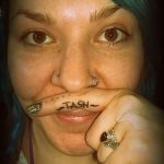 Смешна татуировка на пръста на момичето