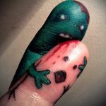 Смешна татуировка - пръсти като чудовища