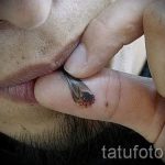Смешна татуировка със става на пръста