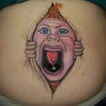 забавна татуировка на бебешки корем