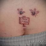 забавна татуировка с мухи на опашната кост