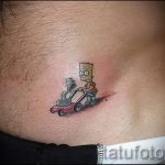 Забавна татуировка на косачка, която коси косата си по тялото