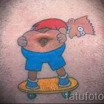 забавна татуировка на корема, показваща задника