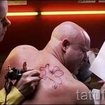 Смешна и неуспешна татуировка върху тялото на силен мъж