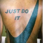 смешна татуировка - надписът направи го и символът на компанията Nike