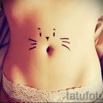 смешна татуировка с муцуна на котка близо до пъпа на момиче