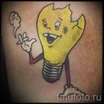 забавна татуировка с крушка за пушене