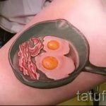 смешна татуировка - бъркани яйца в тиган