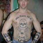 смешна татуировка на торса на човек